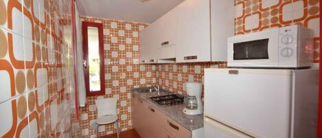 Fridge, microwave, stovetop, cookware/dishes/utensils