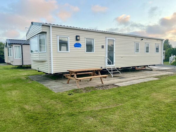 Cabin | Exterior - Immaculate 3-bed Static Caravan in Skegness (Skegness)