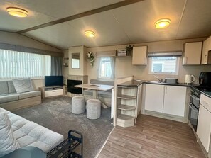 Cabin | Living area | Fireplace - Immaculate 3-bed Static Caravan in Skegness (Skegness)
