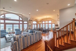 テレビ、暖炉、DVD プレーヤー、テーブルサッカー台