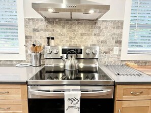 Fridge, microwave, oven, stovetop - The Almost There - Cottage on the Kancamagus (Conway)