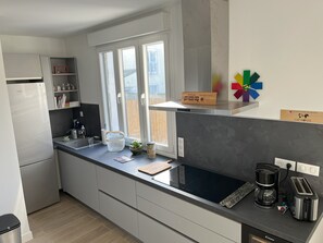 Réfrigérateur, micro-ondes, four, plaque de cuisson
