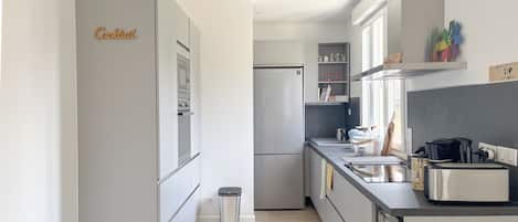 Réfrigérateur, micro-ondes, four, plaque de cuisson