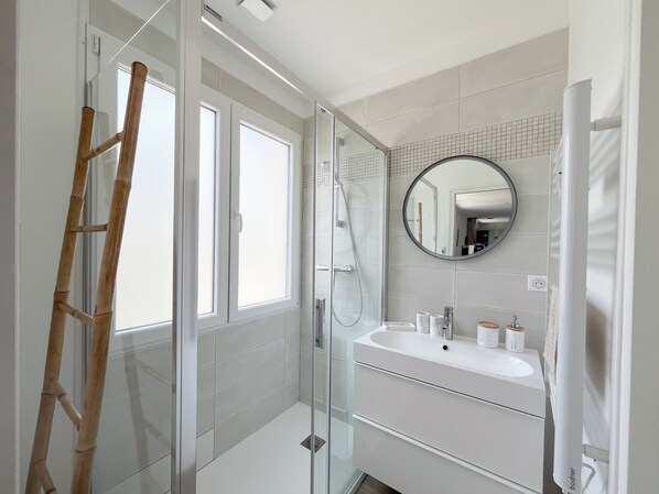 Shower, free toiletries, hair dryer, towels