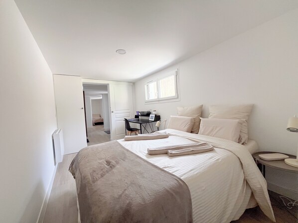 2 chambres, bureau, fer et planche à repasser, lit parapluie