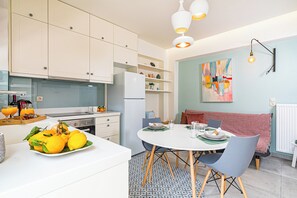 Kühlschrank, Mikrowelle, Ofen, Herdplatte