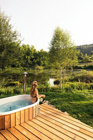Outdoor spa tub - Bleu Minuit - La Rive Etoilée (Plateau d'Hauteville)