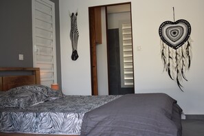 4 Schlafzimmer, Schreibtisch, Bügeleisen/Bügelbrett, Reisekinderbett