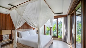 Un dormitorio espacioso con una cama grande, cabecero de madera y dosel.