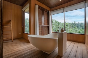 Three Bedroom Private Pool Villa | Bathroom | Free toiletries, hair dryer, bathrobes, slippers - Tjendana Kanaka Jungle Resort Ubud (Payangan)