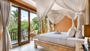 Un dormitorio con una cama grande, cabecera de madera y vistas al exterior.