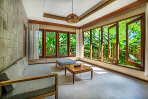 40-inch Smart TV with satellite channels - Tjendana Kanaka Jungle Resort Ubud (Payangan)