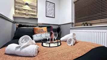 1 slaapkamer, een strijkplank/strijkijzer, gratis wifi, beddengoed