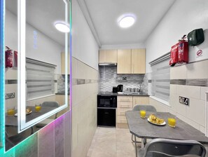 冷蔵庫、電子レンジ、オーブン、コンロ