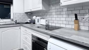 Refrigerador, microondas, horno y lavavajillas