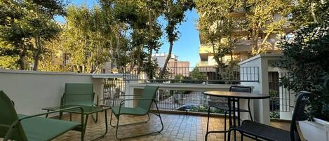 Deluxe-Apartment, Blick auf den Innenhof | Terrasse/Patio