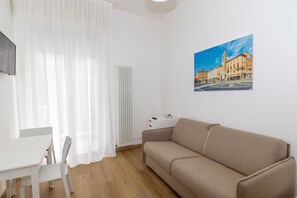 Deluxe Condo, Courtyard View | Living area