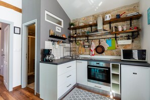 Frigorifero, microonde, forno, piano cottura