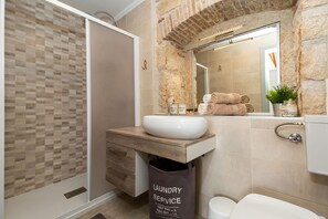 Asciugacapelli, asciugamani, sapone, shampoo