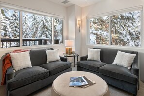 Appart'hôtel (Dolomite 8) | Coin séjour | Télévision à écran plat de 40 pouces avec chaînes par câble, cheminée