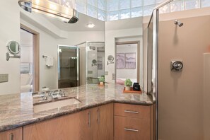 Appartement (Dolomite 8) | Badkamer | Gratis toiletartikelen, een haardroger, handdoeken
