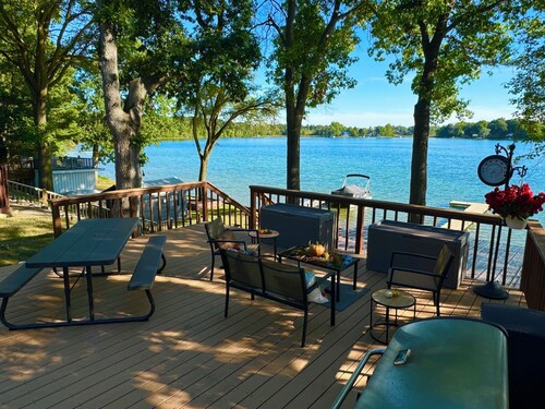 'Tis Our Cottage: Modern Lakefront clean lake quiet & relaxing Just off toll Rd 