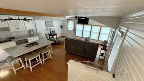 A compact living space with a kitchen, dining area, and seating area. - T’is Our Cottage:Modern Lakefront fall colors & football relax Just off toll Rd  (Howe)