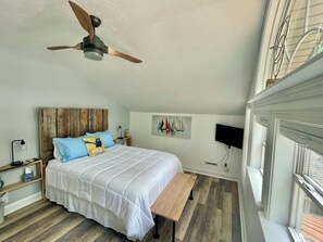 2 bedrooms, desk, free WiFi, bed sheets - 'Tis Our Cottage: Modern Lakefront clean lake quiet & relaxing Just off toll Rd  (Howe)