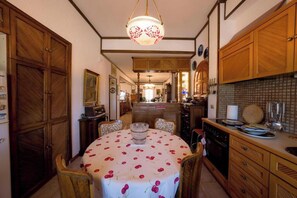 Dining - Chic mansion with garden just 17klm from Thessaloniki & close to the airport (Kardia)