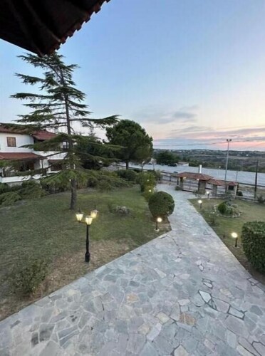 Chic mansion with garden just 17klm from Thessaloniki & close to the airport