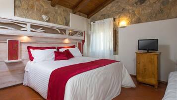 Dreibettzimmer, Gartenblick | Minibar, Zimmersafe, kostenloses WLAN, Bettwäsche