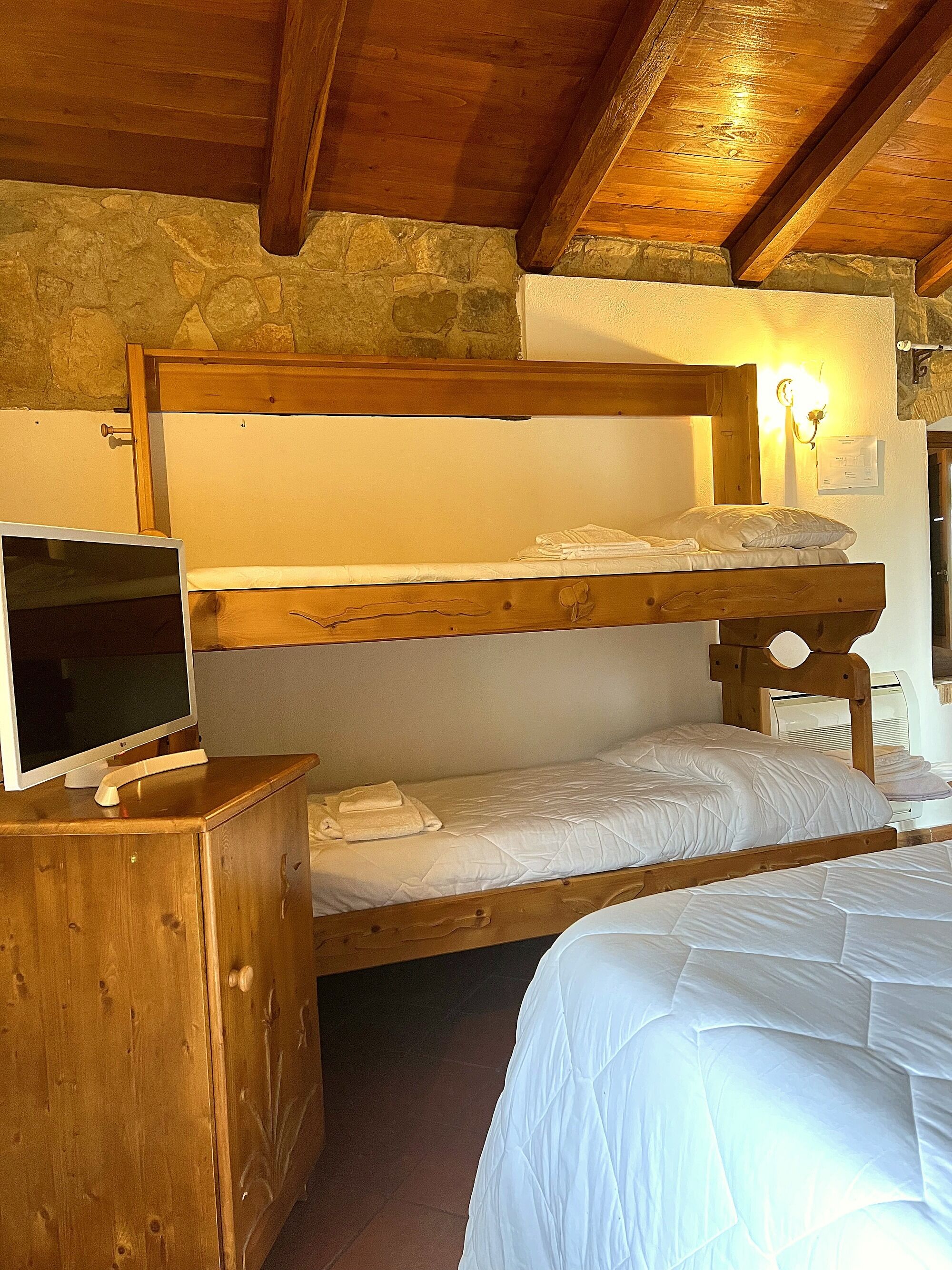 Quarto quádruplo standard, vista para o jardim | Frigobar, cofres nos quartos, Wi-Fi de cortesia, roupa de cama