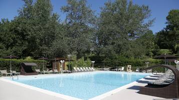 Außenpool (je nach Saison geöffnet), Sonnenschirme, Liegestühle