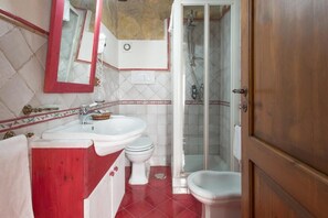 ห้องทริปเปิล, วิวสวน | ห้องน้ำ | ฝักบัว, ของใช้ในห้องน้ำฟรี, ไดร์เป่าผม, โถสุขภัณฑ์แบบบิเดท์
