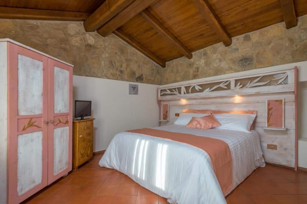 Minibar, in-room safe, free WiFi, bed sheets