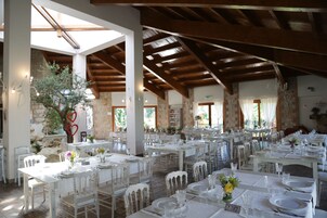 Café da manhã com pratos da culinária local grátis todos os dias