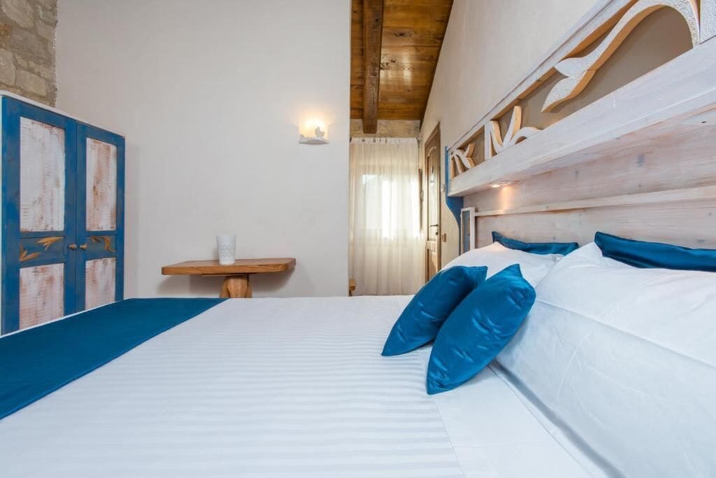 Minibar, coffres-forts dans les chambres, Wi-Fi gratuit, draps fournis