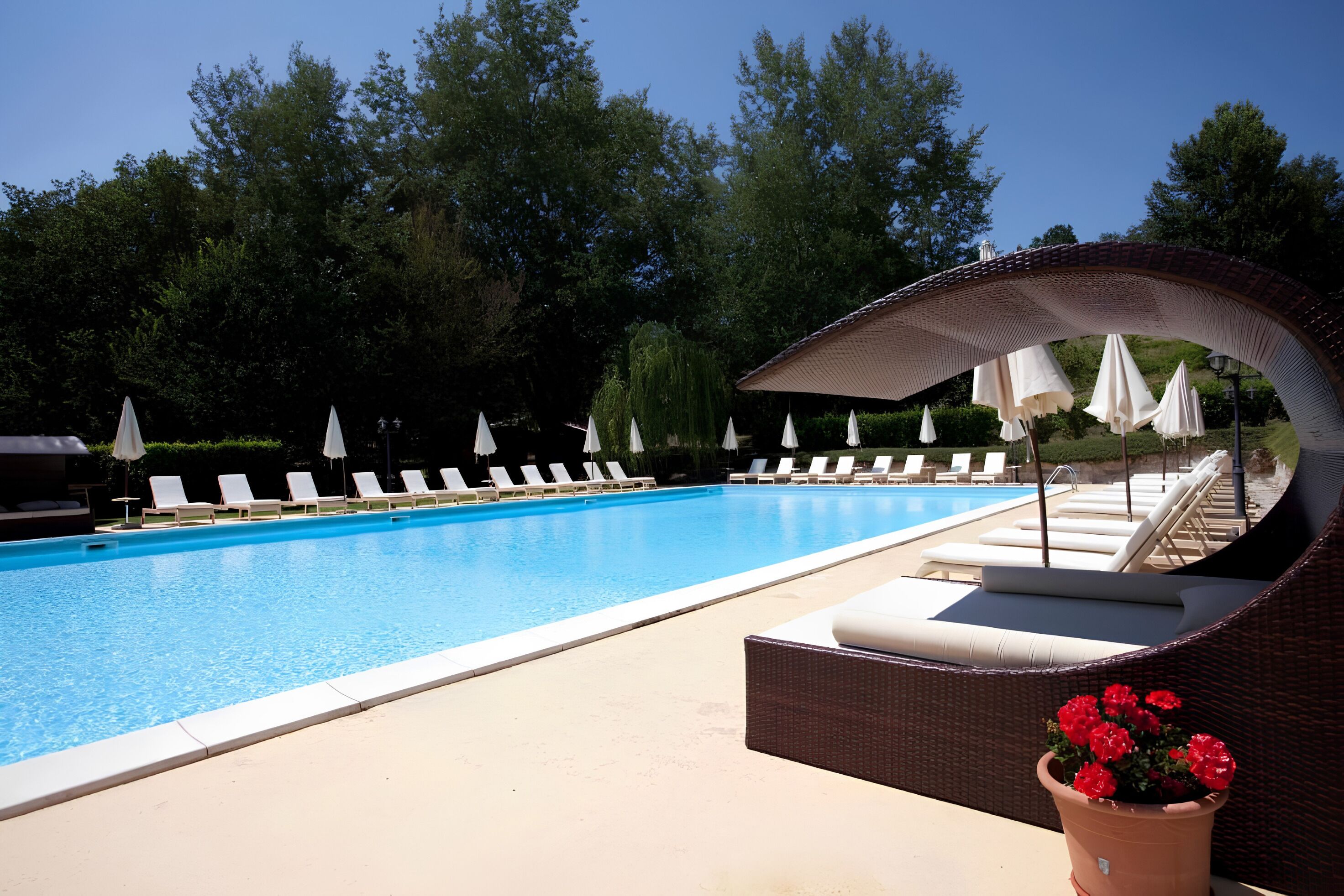 Piscine extérieure (ouverte en saison), parasols de plage