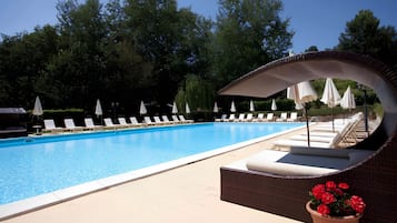 Piscine extérieure (ouverte en saison), parasols de plage