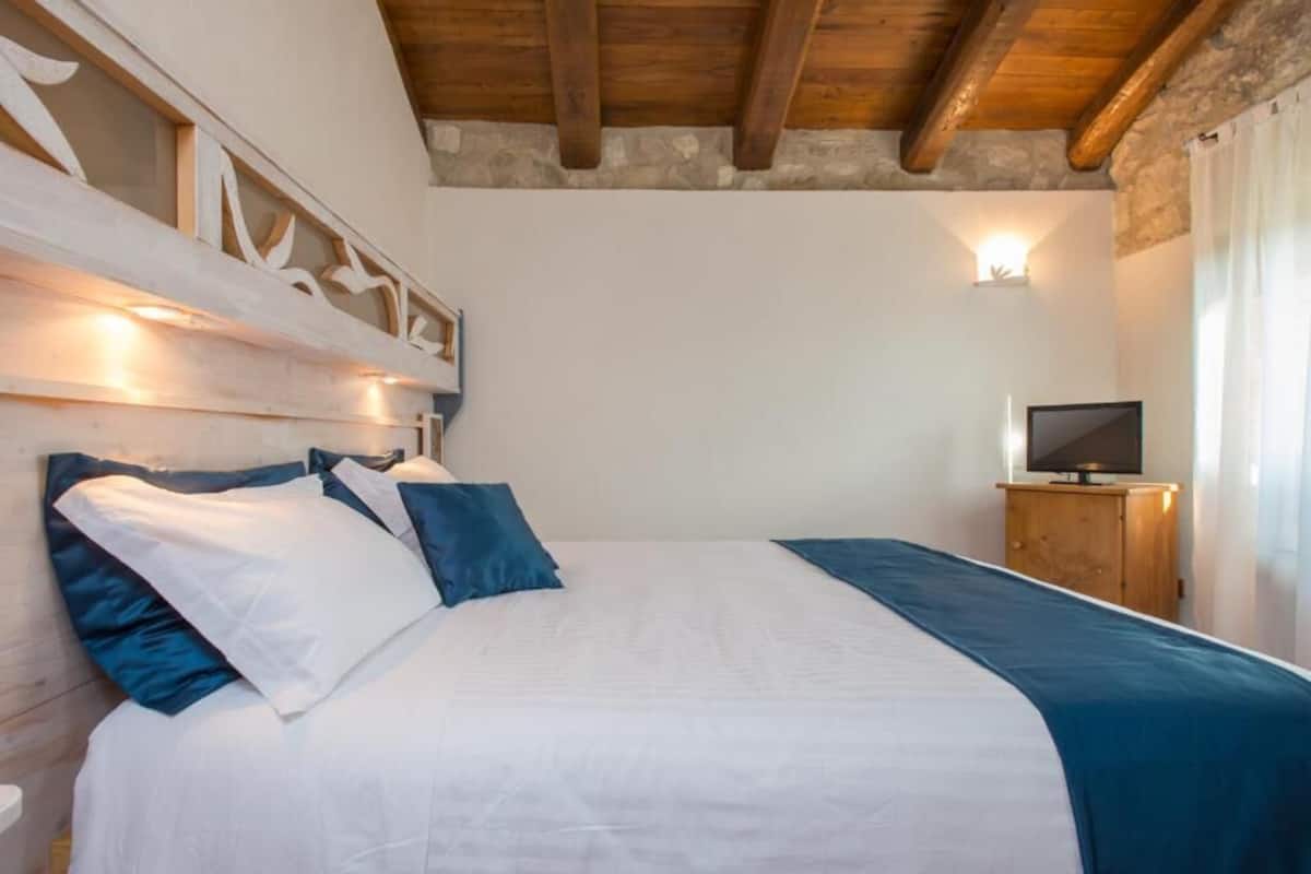Minibar, in-room safe, free WiFi, bed sheets