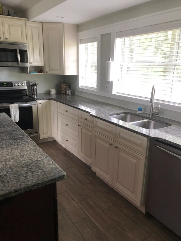 冷蔵庫、電子レンジ、オーブン、コンロ