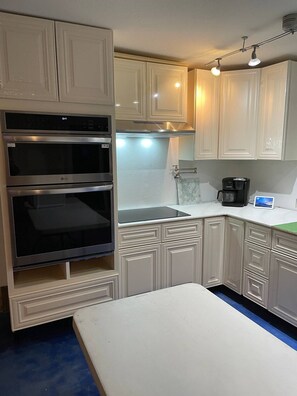 冷蔵庫、電子レンジ、オーブン、コンロ