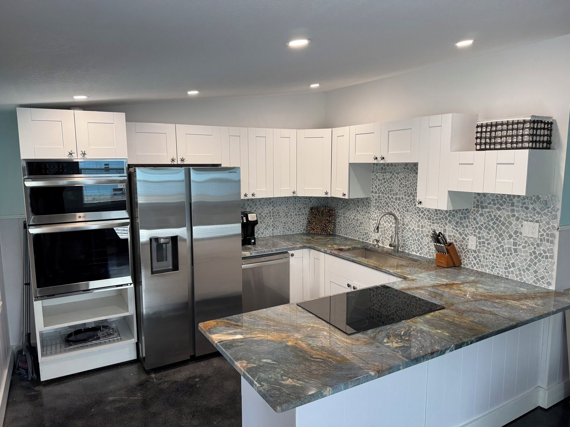 Microwave, oven, stovetop, coffee/tea maker