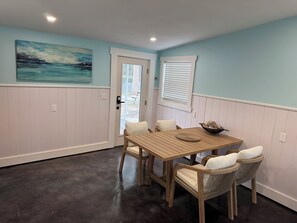 Dining - Castaway on Treasure Island NPR- beautiful waterfront bungalow w/ lanai & kayaks (New Port Richey)