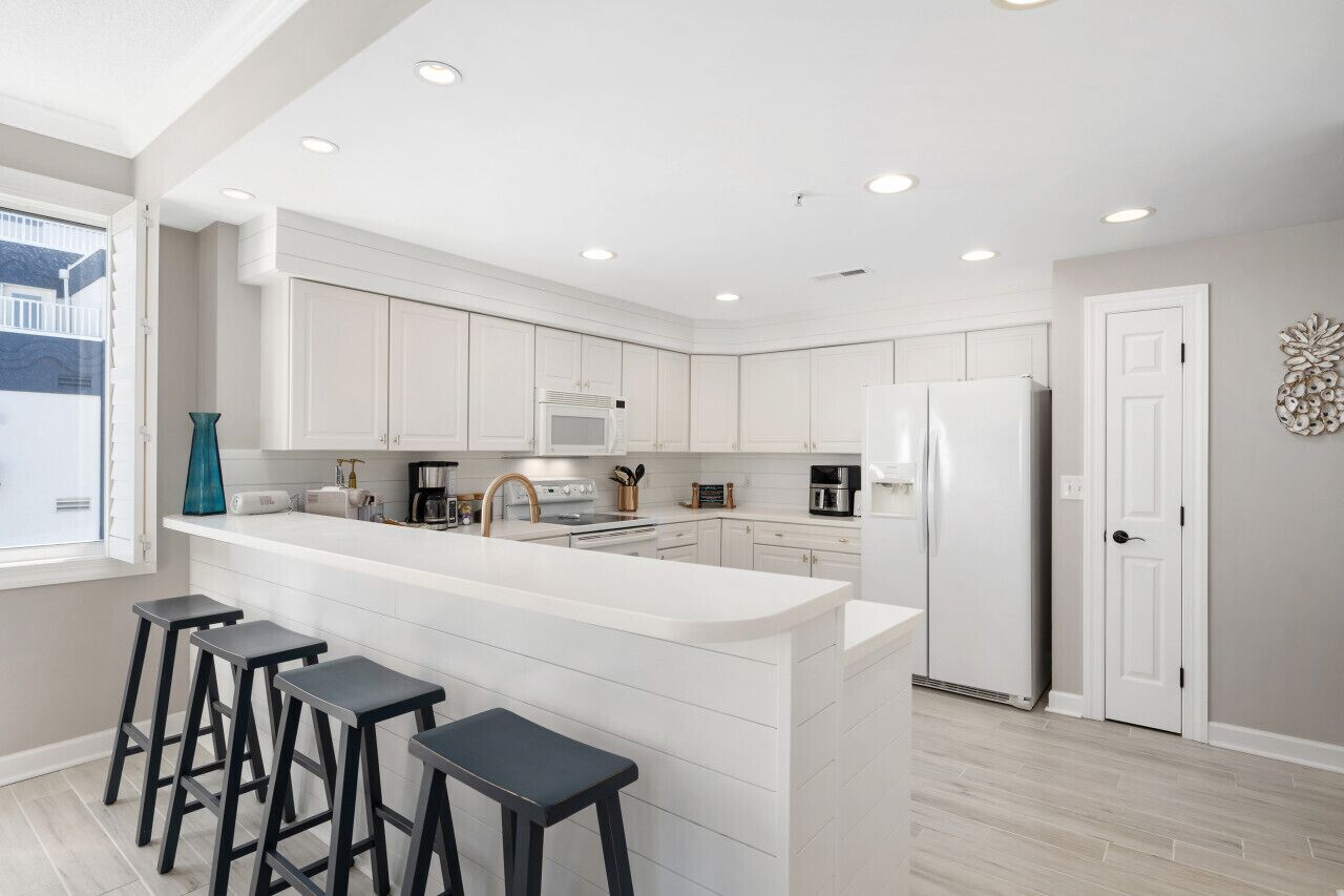 Een magnetron, een oven, een kookplaat, een vaatwasser