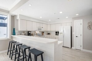 Mikrovågsugn, ugn, spishäll och diskmaskin