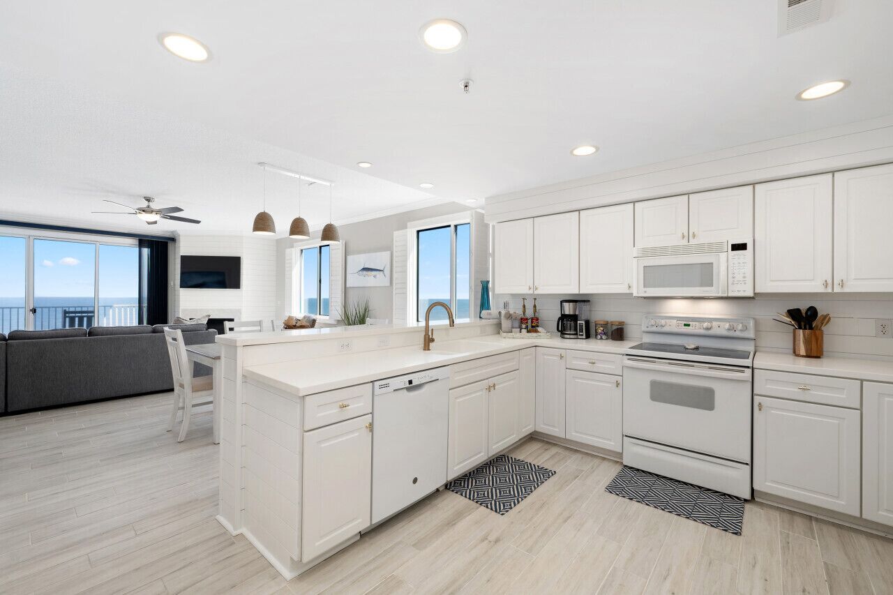 Microondas, horno, placa de cocina y lavavajillas