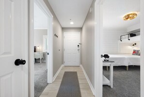3 室のベッドルーム、アイロン / アイロン台、旅行用ベビーベッド、WiFi (無料)