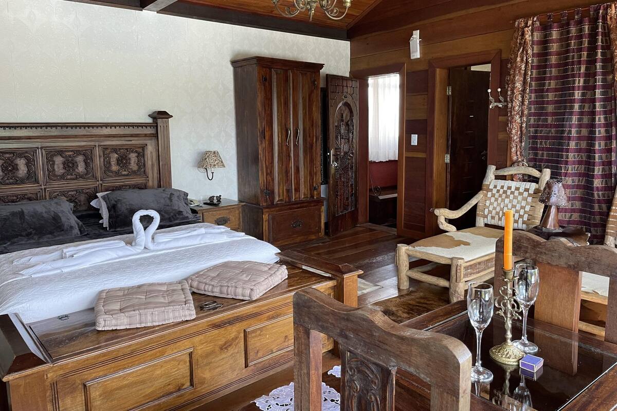 Presidential Tavern | 1 bedroom, desk, laptop workspace, WiFi (free)