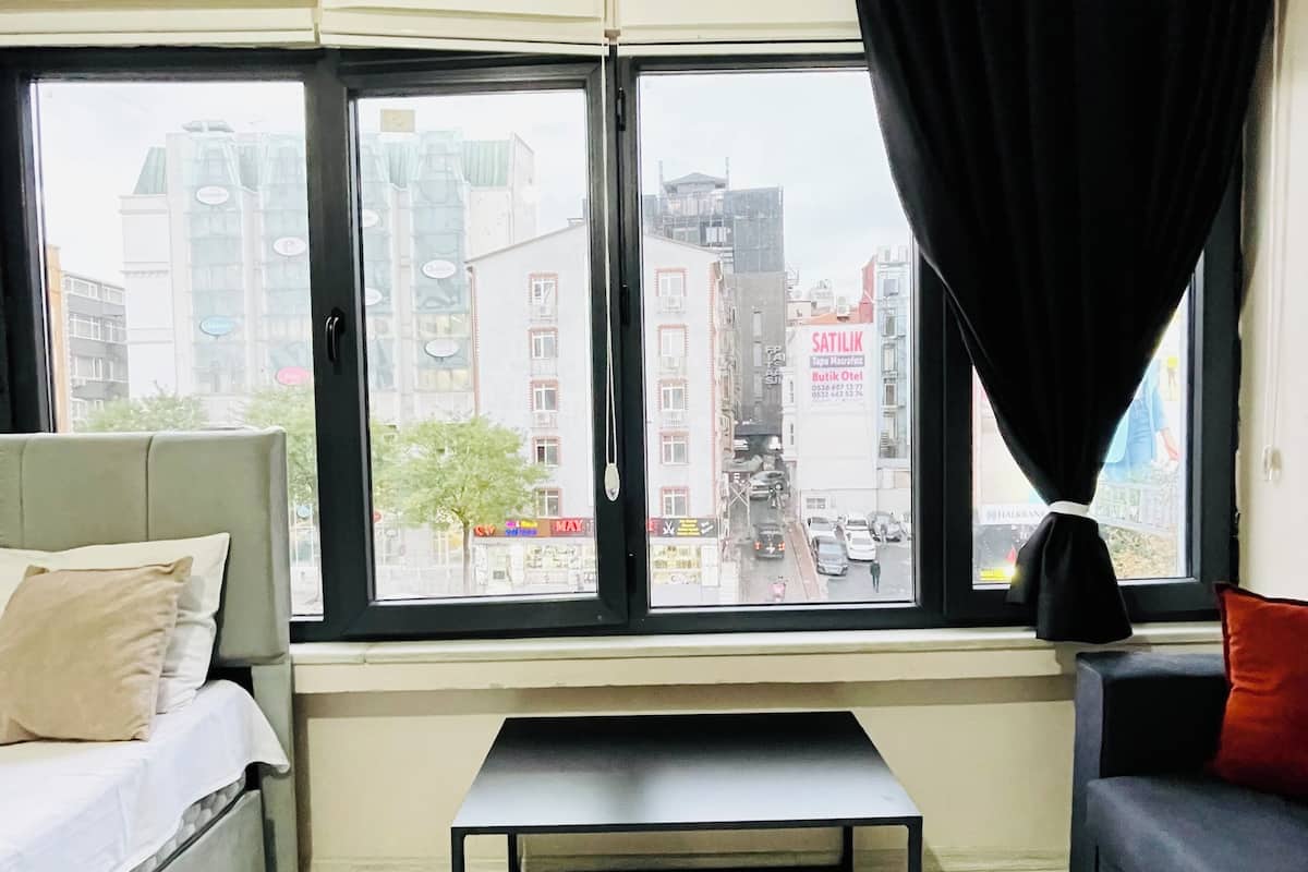 Schreibtisch, laptopgeeigneter Arbeitsplatz, schallisolierte Zimmer